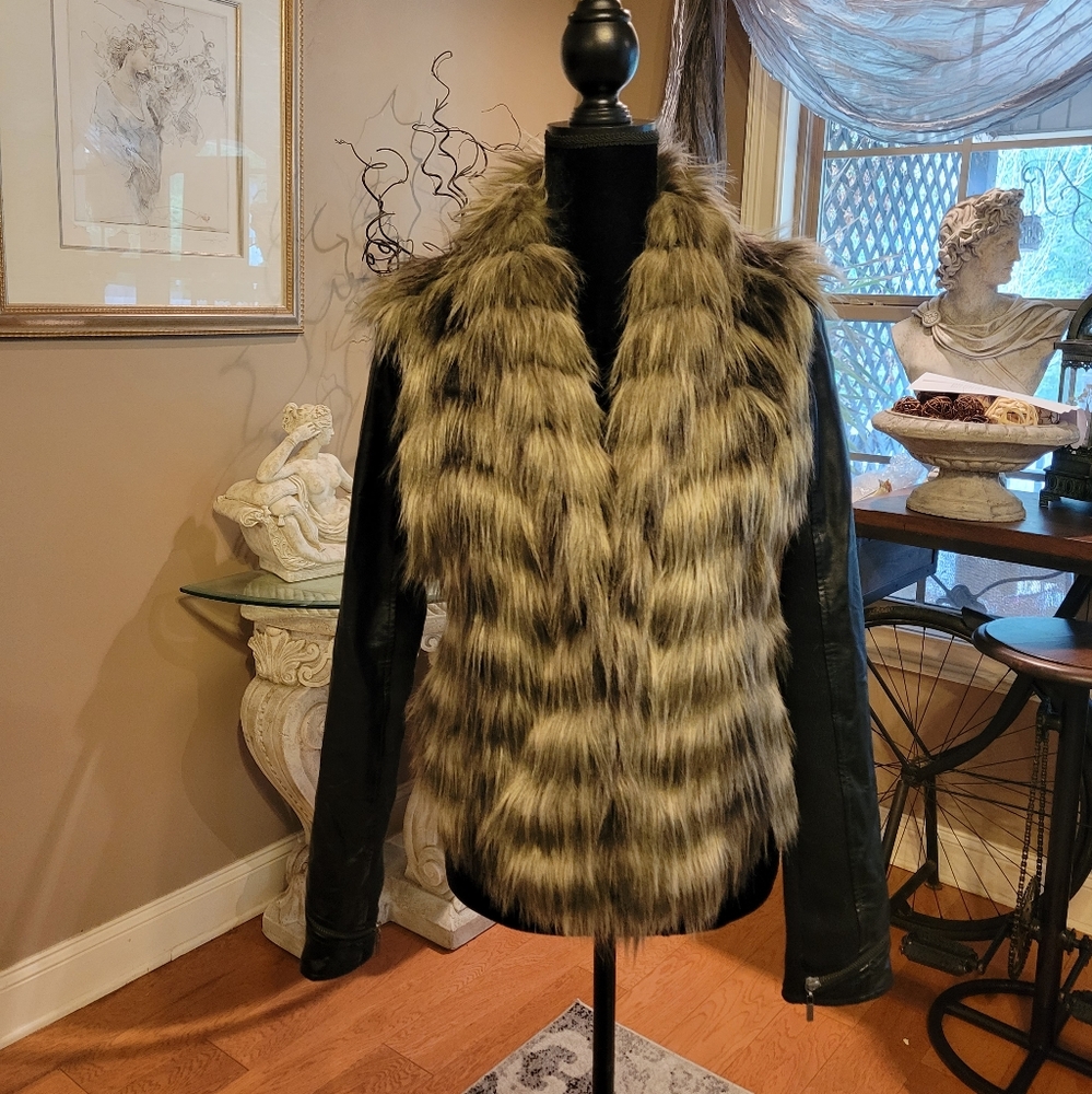 Guess convertible jacket / vest Faux Leather, Faux Fur. Size Medium